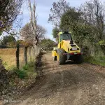 Maquinaria municipal trabaja en el mejoramiento de caminos del sector Chacayal, en la comuna de Los Ángeles., Municipalidad de Los Ángeles