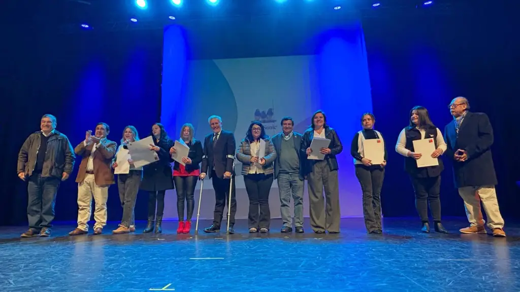 La actividad contó con la participación del alcalde José Pérez y concejales de la comuna junto a vecinos del proyecto habitacional inaugurado en 2025., Municipalidad de Los Ángeles