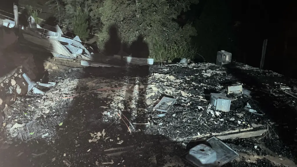 Incendio de cabaña en sector de Aguas Blancas, Municipalidad de Santa Bárbara