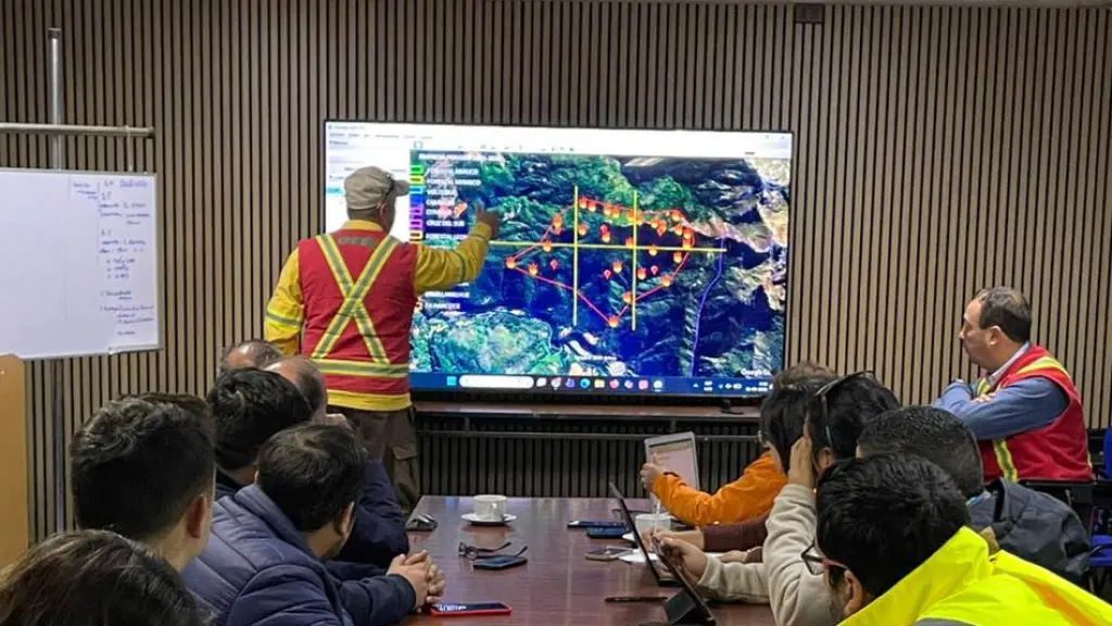 Los equipos de emergencia continúan atentos al desarrollo del incendio., Municipalidad de Antuco