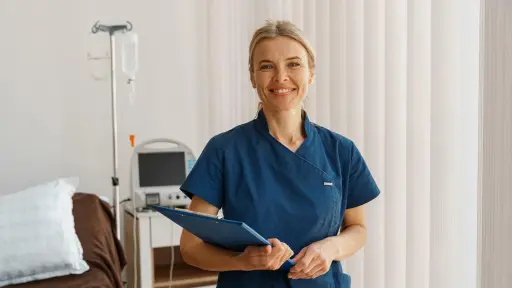 Los estampados llegan al uniforme médico y ganan espacio en clínicas y hospitales