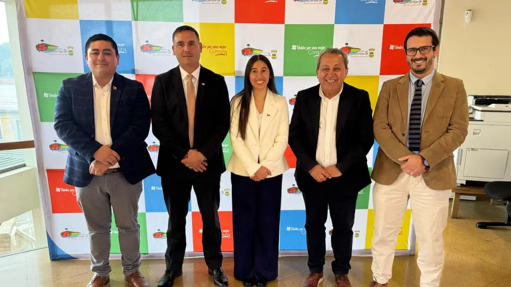Seremi de Educación, Teresa Carrasco, con asistentes a reuniòn en Nacimiento. / Municipalidad de Nacimiento.