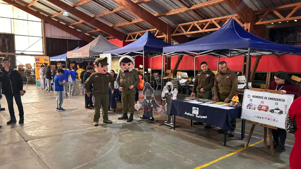 Feria educativa en Liceo Víctor Ríos Ruiz de Antuco,, Carabineros de Chile