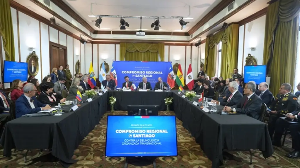 El Presidente José Antonio Kast encabezó en Cancillería una reunión internacional junto a autoridades de seguridad y relaciones exteriores de cinco países sudamericanos para coordinar acciones contra el crimen organizado transnacional., Presidencia