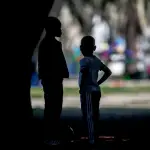 Las fiscalizaciones revelaron que algunos menores no vivían con los adultos registrados como responsables., contexto