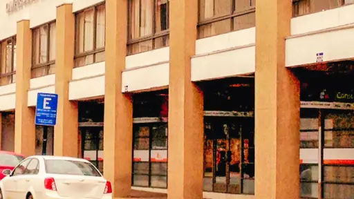 Pensé que no volvería a mi casa: Joven es asaltada y amenazada con cuchillos a la salida de su universidad en Los Ángeles