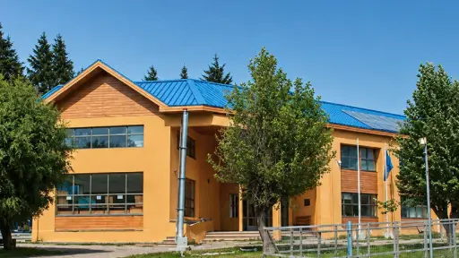 Contraloría detecta ampliación de liceo operando sin permisos ni certificaciones en Coyhaique