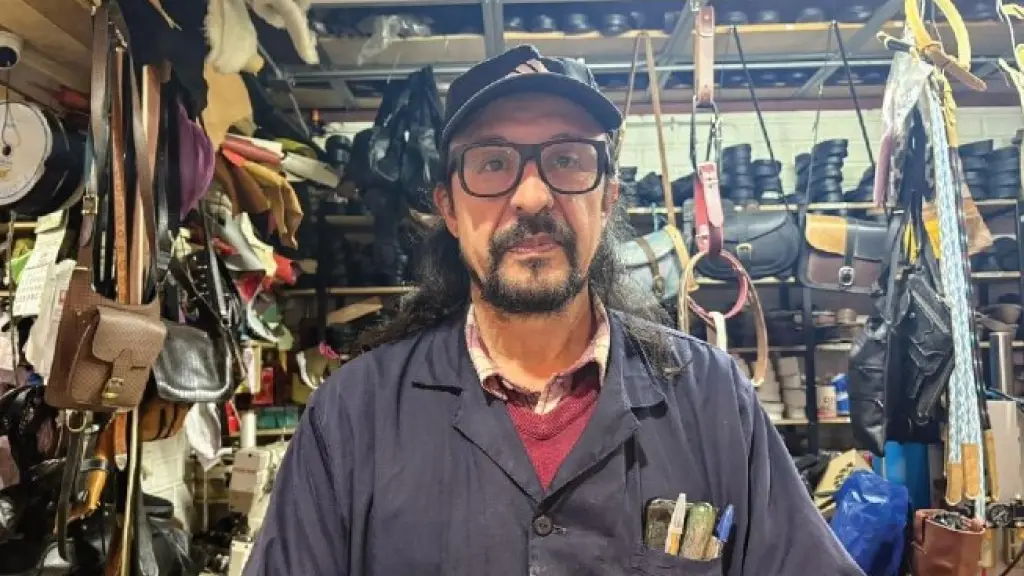 “Trabajé en una fábrica haciendo calzado y desde ahí que no lo he dejado de hacer nunca” Fernando Valdebenito, artesano en cuero. , Diario La Tribuna