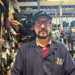 “Trabajé en una fábrica haciendo calzado y desde ahí que no lo he dejado de hacer nunca” Fernando Valdebenito, artesano en cuero. , Diario La Tribuna