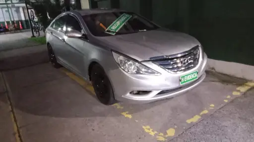 Conductor es capturado en automóvil robado en Los Ángeles: acumulaba 36 detenciones previas
