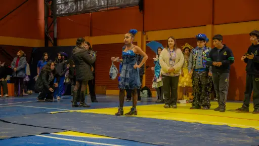 Estudiantes celebran el Día del Medioambiente con creativo desfile de trajes reciclados en Santa Fe