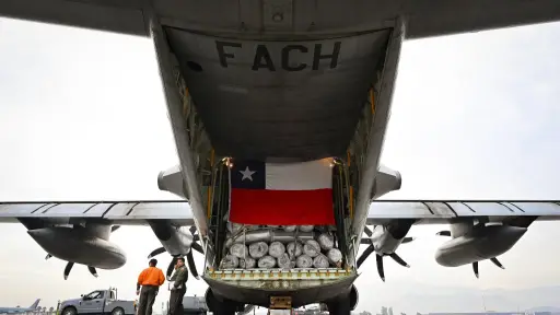 Chile envía 6 toneladas de ayuda humanitaria a Bolivia en nuevo vuelo