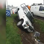 El vehículo involucrado terminó a un costado de la vía en un procedimiento desarrollado bajo condiciones de lluvia., Cedida
