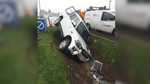 Camioneta termina en zanja en Ruta 5 Sur a la altura de Laguna Verde en Los Ángeles