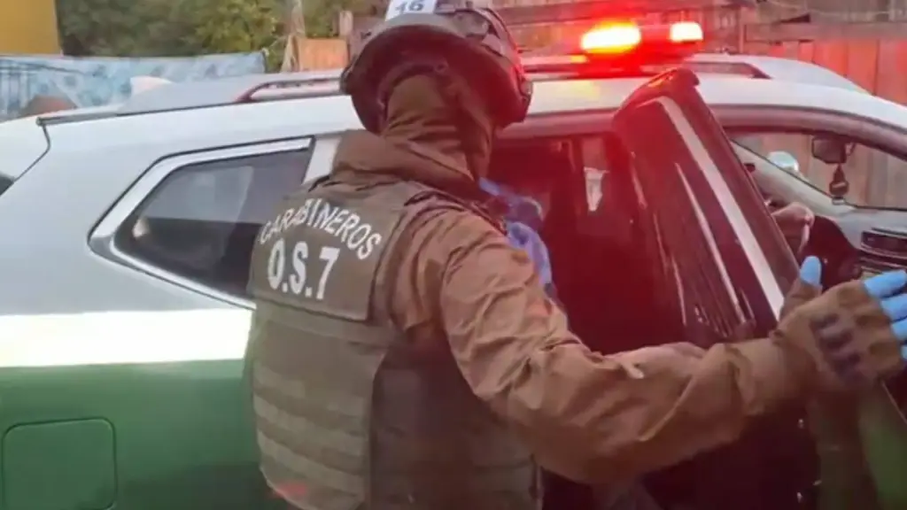 El hombre fue detenido por Carabineros al interior del negocio. , Contexto
