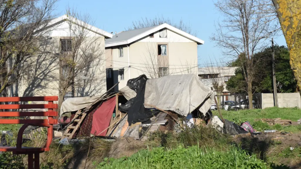 El proyecto de ley busca penalizar la ocupación de espacios públicos mediante estructuras destinadas a habitar o pernoctar, argumentando problemas sanitarios, incivilidades y focos delictivos., Diario La Tribuna