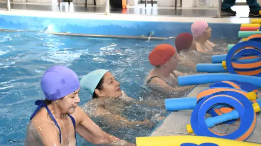 Programa de hidroterapia reúne a personas mayores de Tucapel en jornadas de rehabilitación y actividad física