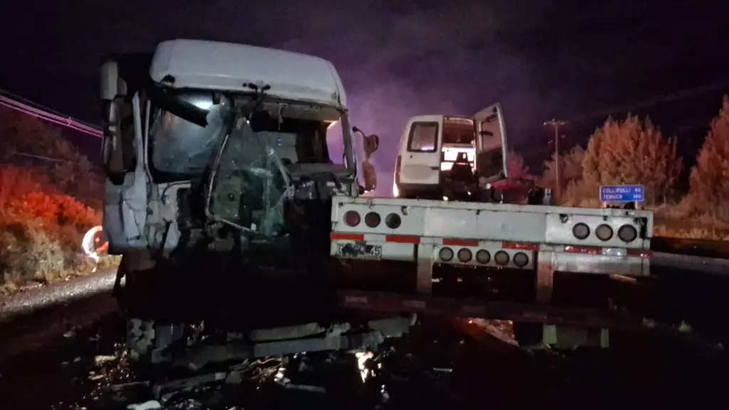 Triple colisión entre camiones y automóvil obligó a suspender el tránsito en la Ruta 5 Sur en Mulchén, La Tribuna