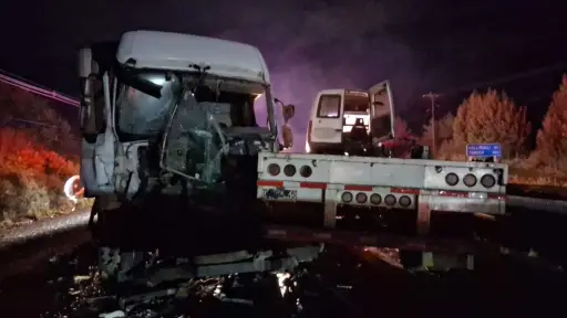 Triple colisión entre camiones y automóvil obligó a suspender el tránsito en la Ruta 5 Sur en Mulchén