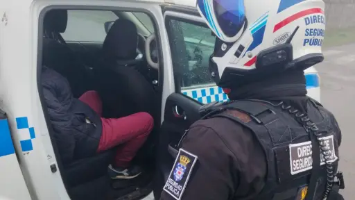Inspectores municipales detienen a sujeto sindicado de robar un celular al interior del CESFAM Norte