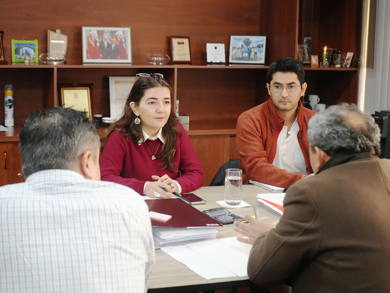La directora regional de la DOH, Karen Reichelt, destacó el trabajo realizado junto al municipio y el compromiso de mantener una coordinación permanente para avanzar en las distintas iniciativas presentadas. / Municipalidad de Laja