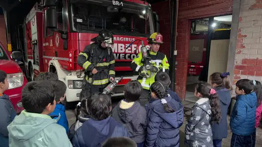 Estudiantes de 1° básico conocieron la labor de Bomberos durante recorrido educativo en Nacimiento