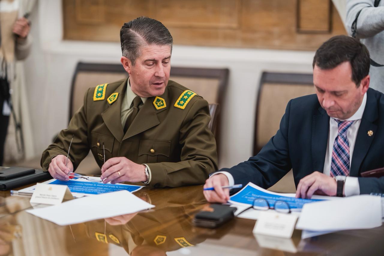 Autoridades de la Policía de Investigaciones y Carabineros estuvieron presentes en la reunión.  / Ministerio del Interior