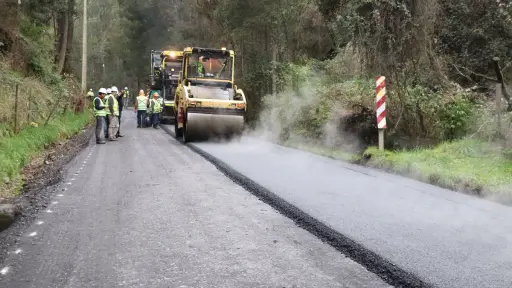 Asfaltan cuesta en camino a Las Hijuelas tras ensanche de ruta en Huépil