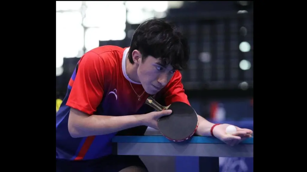 Martín Peña González celebra un histórico logro para el deporte angelino tras alcanzar el primer lugar del ranking nacional Sub-19 de tenis de mesa, luego de consagrarse campeón en los torneos de Chillán y Talca, La Tribuna
