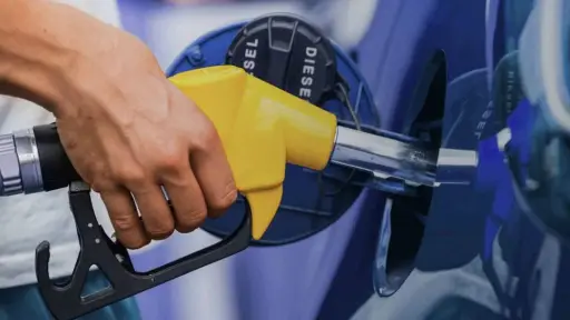 Proyectan nuevas bajas para la bencina: gasolina de 93 podría acumular \\$200 menos en próximos dos meses