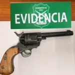 El arma incautada por Carabineros habría sido utilizada para intimidar y agredir a una de las víctimas durante el robo con violencia., Cedida