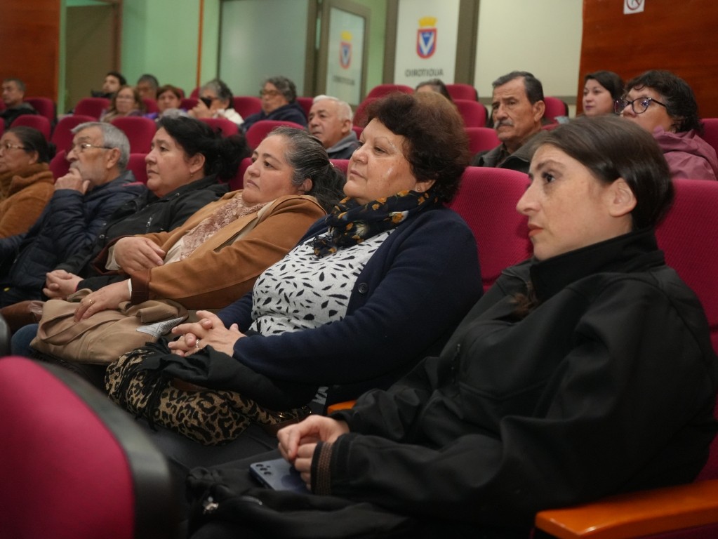 La Municipalidad de Laja realizó una reunión informativa encabezada por el alcalde Vladimir Fica Toledo, junto a equipos de la Dirección de Desarrollo Comunitario (DIDECO). / Municipalidad de Laja
