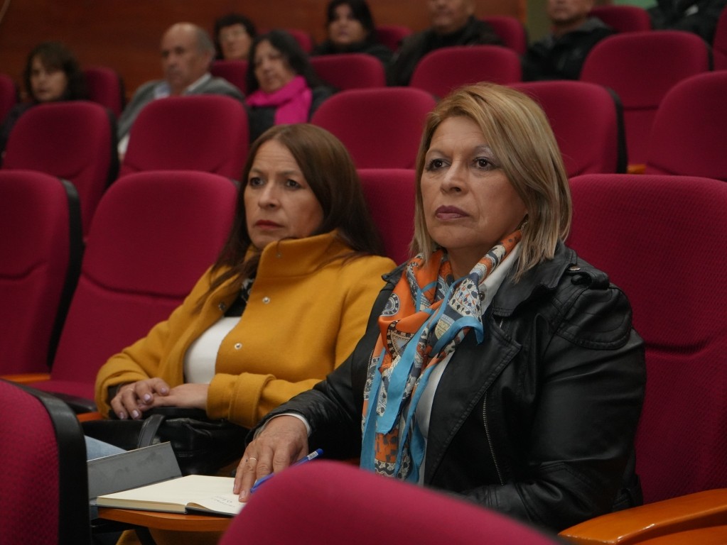 Durante la jornada, las agrupaciones recibieron información detallada respecto a la firma de convenios, ejecución de recursos y procesos de rendición. / Municipalidad de Laja
