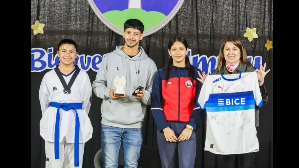 El futbolista profesional de Universidad Católica compartió su experiencia con la comunidad educativa, recibiendo el cariño de los alumnos y cuerpo docente, La Tribuna