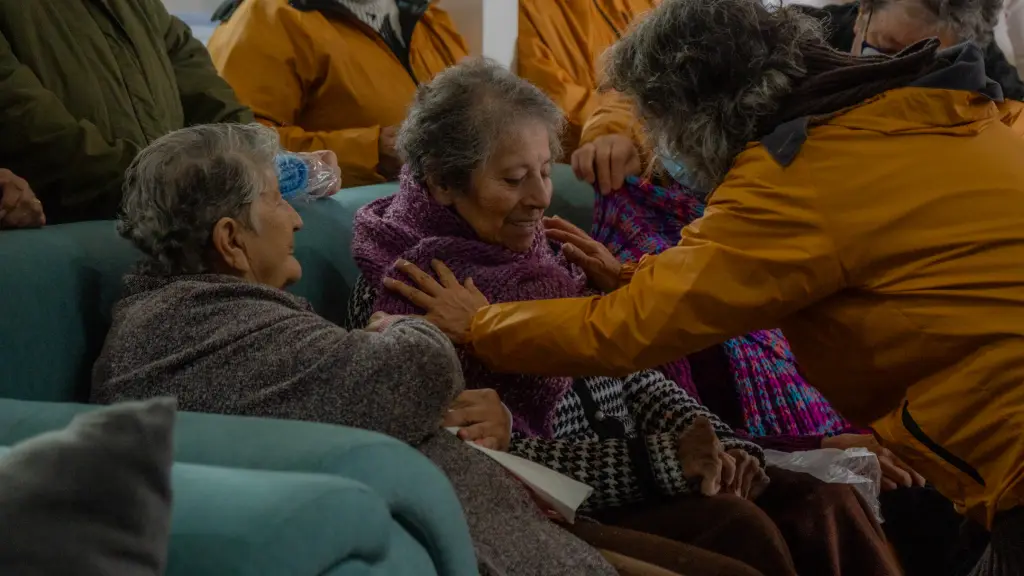 Entrega de bufandas en ELEAM “Vicenta María Poloni” de Santa Fe, DCS Los Ángeles