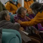 Entrega de bufandas en ELEAM “Vicenta María Poloni” de Santa Fe, DCS Los Ángeles