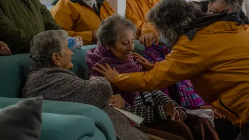 Tejiendo con amor: agrupación entregó bufandas a adultos mayores de ELEAM de Santa Fe