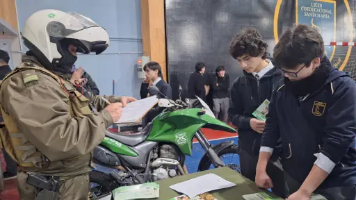 Carabineros promueve ingreso a la institución en ferias vocacionales de Los Ángeles