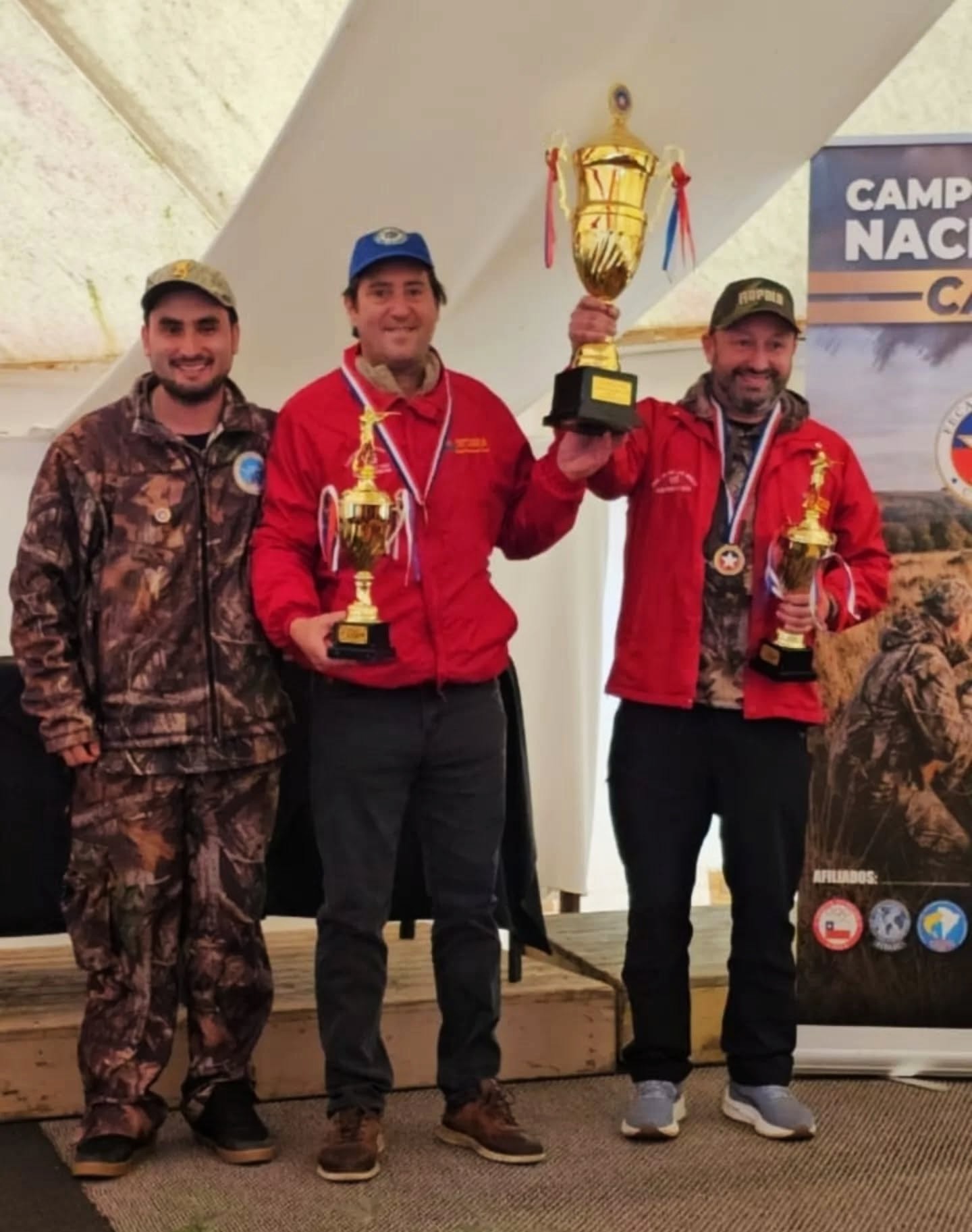 El equipo Máster del Club Pesca y Caza Vicente García celebró en Villa Baviera la obtención del Campeonato Nacional de Tiro al Vuelo, un logro alcanzado pese a las dificultades que enfrentan para entrenar y desarrollar su disciplina en Los Ángeles / La Tribuna