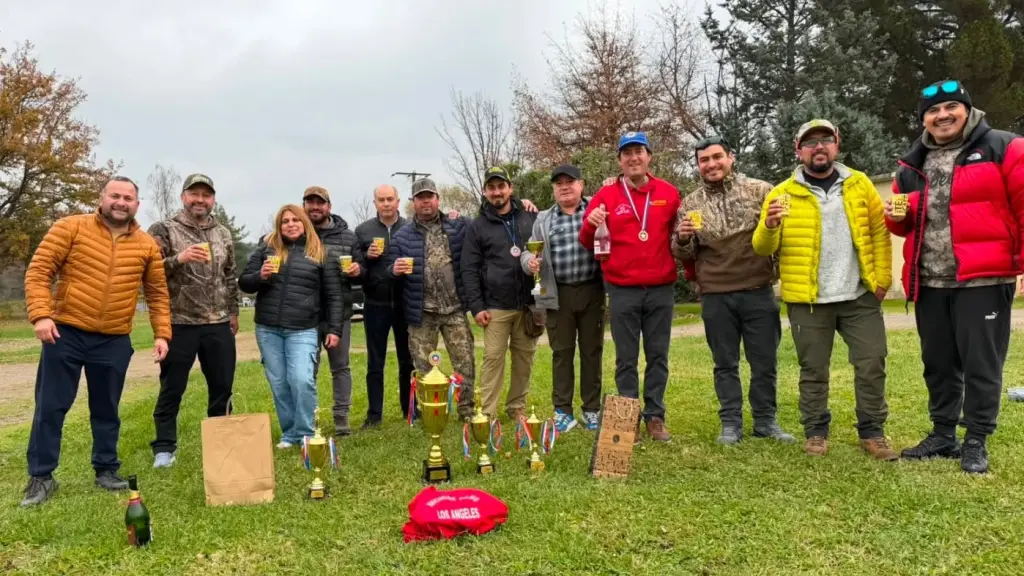 El equipo Máster del Club Pesca y Caza Vicente García celebró en Villa Baviera la obtención del Campeonato Nacional de Tiro al Vuelo, un logro alcanzado pese a las dificultades que enfrentan para entrenar y desarrollar su disciplina en Los Ángeles, La Tribuna