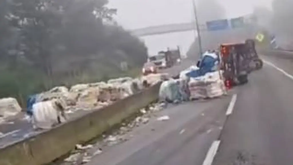 El accidente, que involucró a un camión de carga que transportaba material reciclado, obligó a suspender temporalmente el tránsito hacia el norte en la Ruta 5 Sur, Cedida