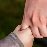 La iniciativa busca evitar la institucionalización de menores de cuatro años y fortalecer su desarrollo en entornos familiares seguros., contexto