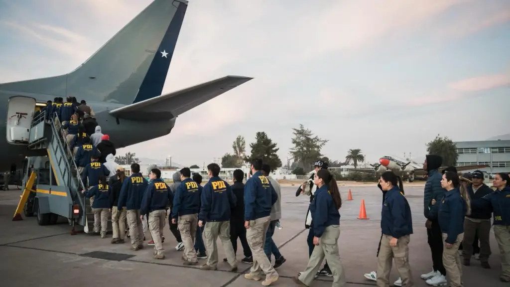 Vuelo de la FACh trasladó a 45 extranjeros expulsados, incluidos condenados por delitos graves, Gobiernos de Chile