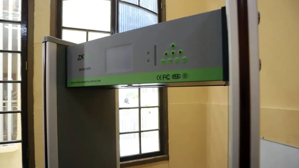 Supereduc autoriza uso de detectores de metales en colegios: exige protocolo, acuerdo de la comunidad y aprobación de autoridades, internet