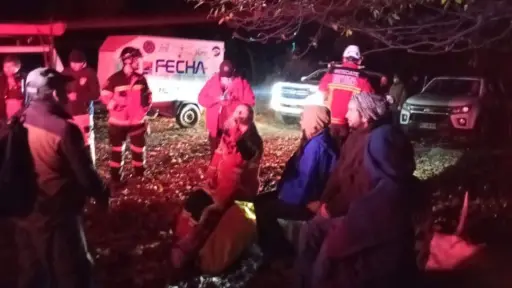 AHORA: Rescatan ilesos a tres excursionistas que se habían extraviado en el Cerro Motrulo de Collipulli