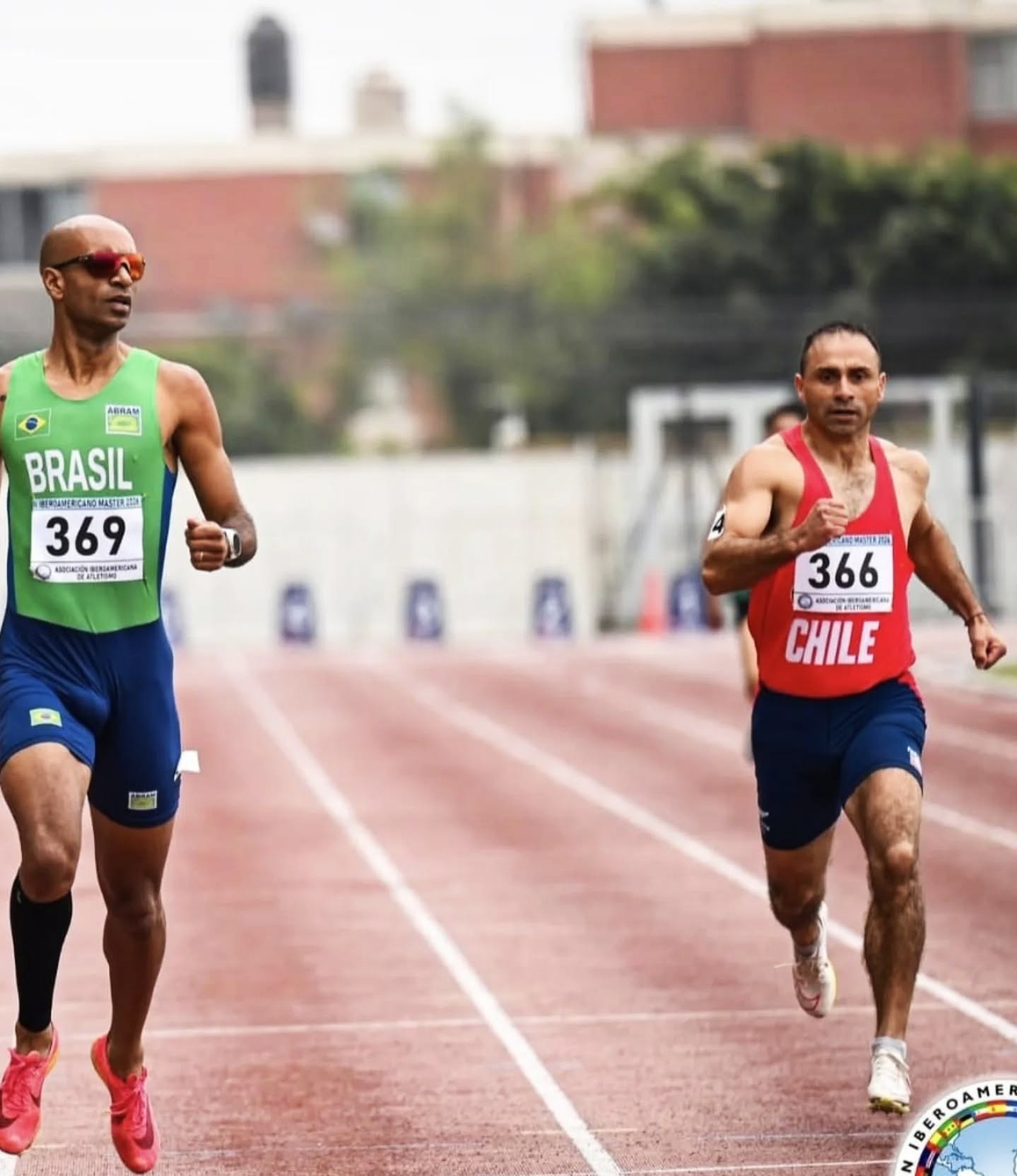 Milton Fuentes compartió podio con el actual campeón mundial de la categoría / La Tribuna