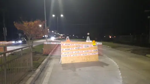 Refuerzan medidas para impedir el paso de vehículos en obras de pavimentación recién terminadas