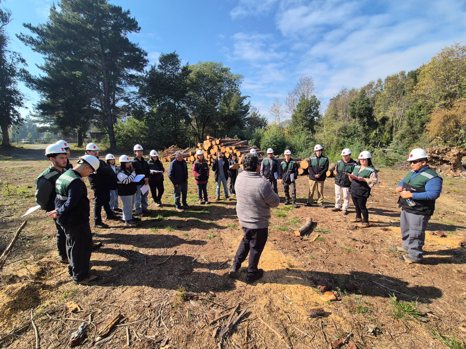 Gracias a las gestiones de Rucalhue, los estudiantes de INACAP Los Ángeles conocieron las necesidades de las comunidades para proponer alternativas de solución. / Rucalhue Energía SpA