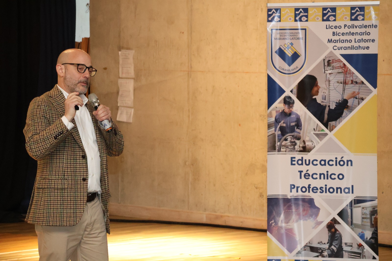 En Curanilahue, el físico y divulgador científico Andrés Gomberoff compartió con estudiantes del Liceo Polivalente Mariano Latorre. / DUOC UC