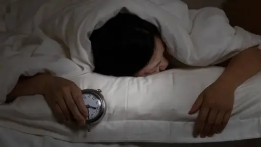 La razón por la que puedes dormir ocho horas y seguir sintiéndote agotado al despertar